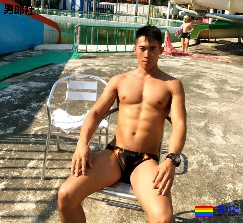 当肌肉小哥哥把紧身赛车服扯开，我沦陷了 - 51虹马