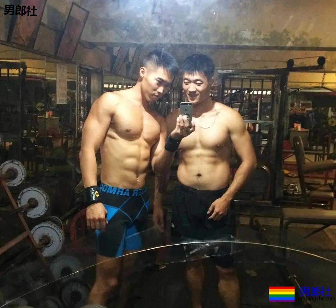 当肌肉小哥哥把紧身赛车服扯开，我沦陷了 - 51虹马