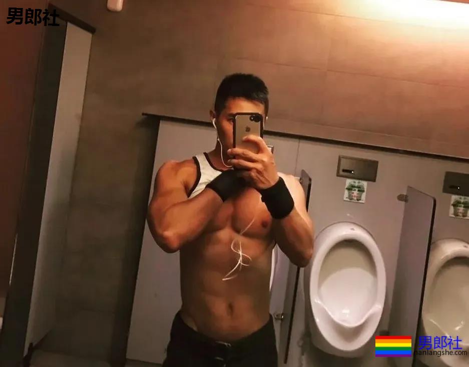 当肌肉小哥哥把紧身赛车服扯开，我沦陷了 - 51虹马