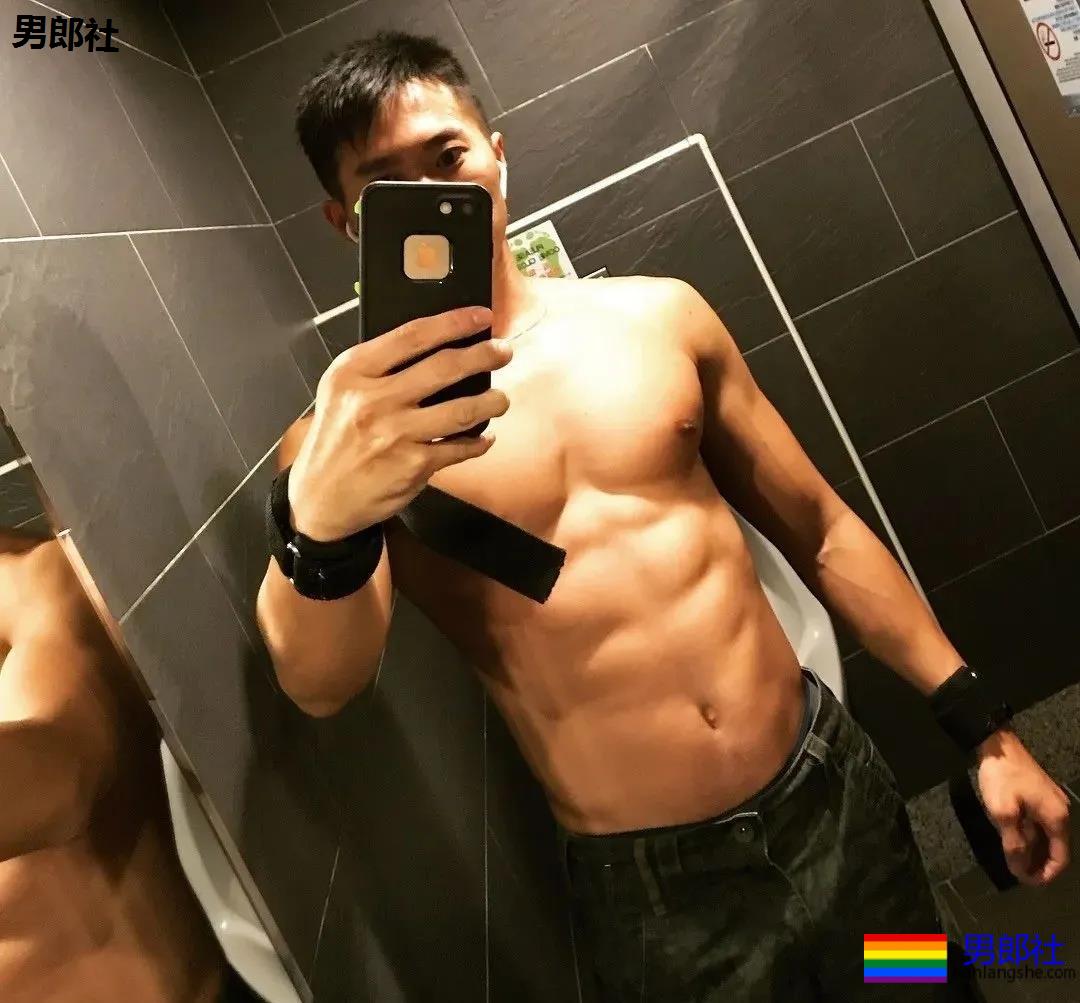 当肌肉小哥哥把紧身赛车服扯开，我沦陷了 - 51虹马