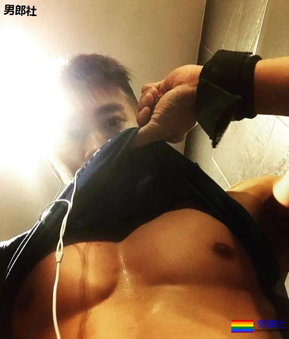 当肌肉小哥哥把紧身赛车服扯开，我沦陷了 - 51虹马