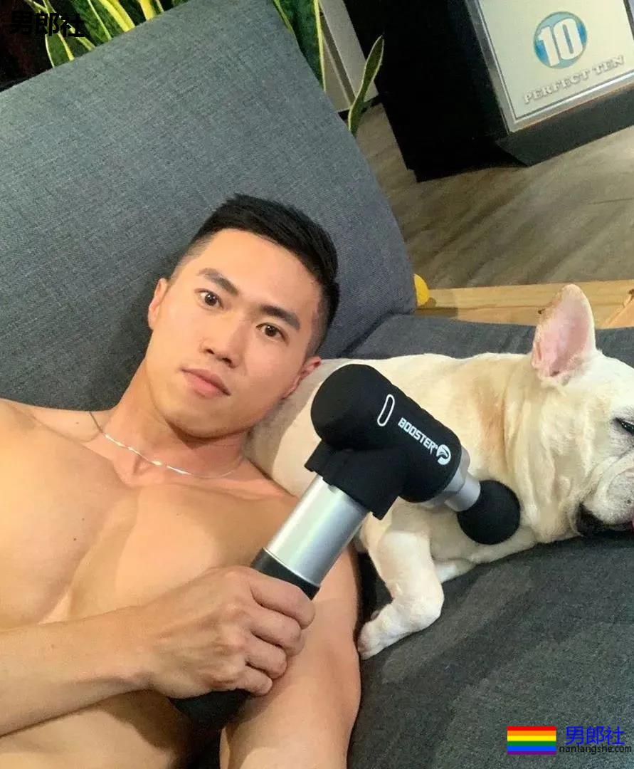 当肌肉小哥哥把紧身赛车服扯开，我沦陷了 - 51虹马