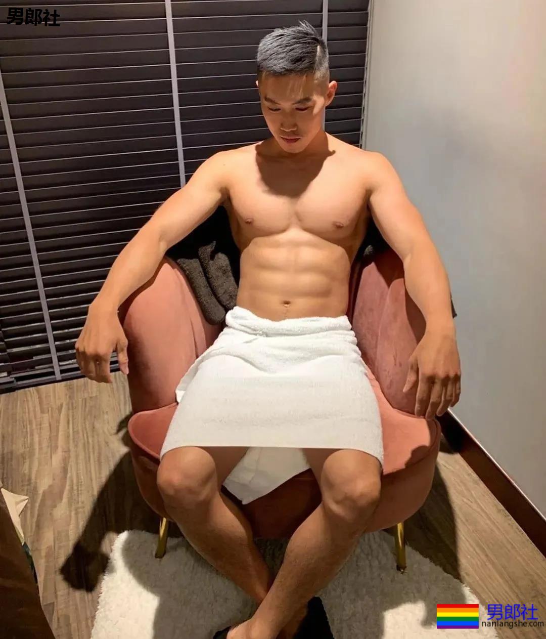 当肌肉小哥哥把紧身赛车服扯开，我沦陷了 - 51虹马