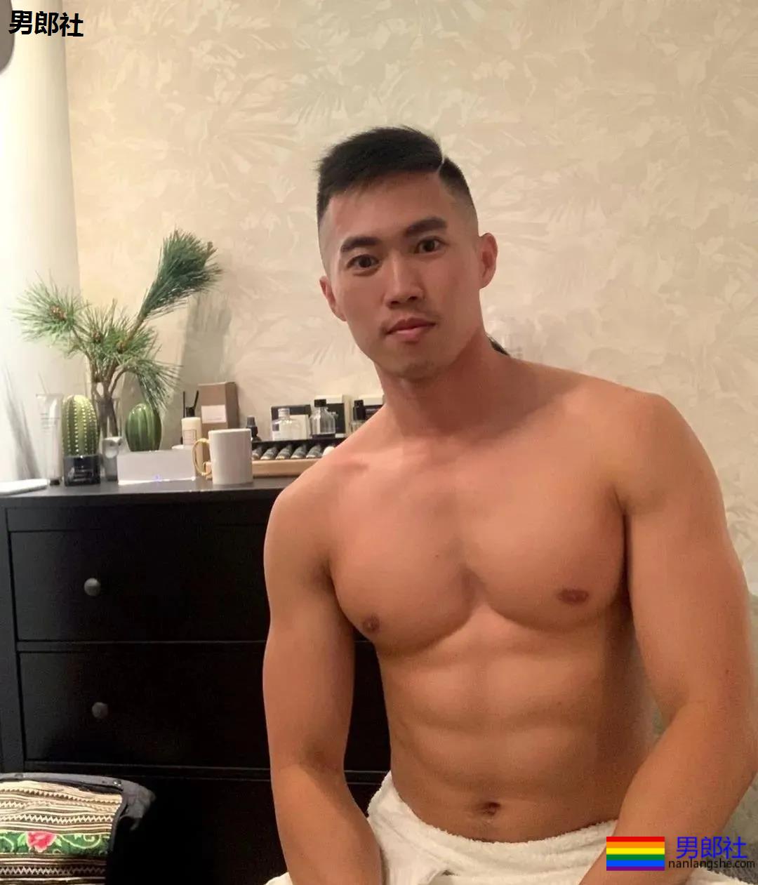 当肌肉小哥哥把紧身赛车服扯开，我沦陷了 - 51虹马