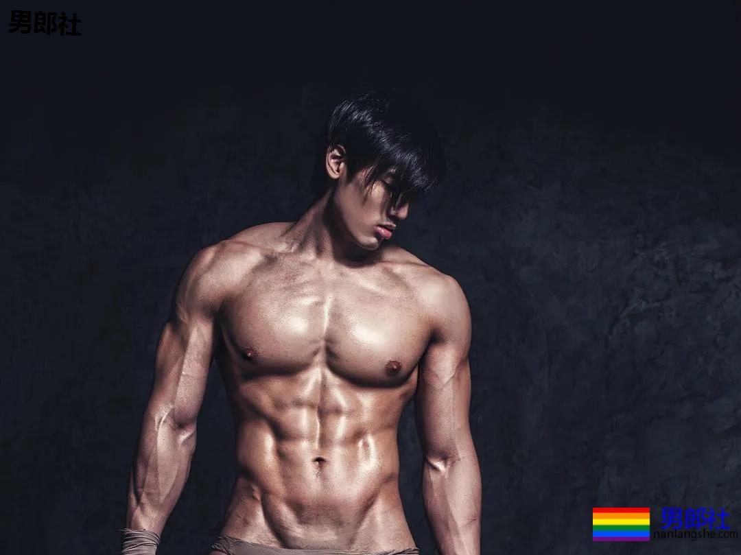 高梁鼻大筋霸私教小哥，腱子肉公狗腰大長肌，馋他！ - 51虹马