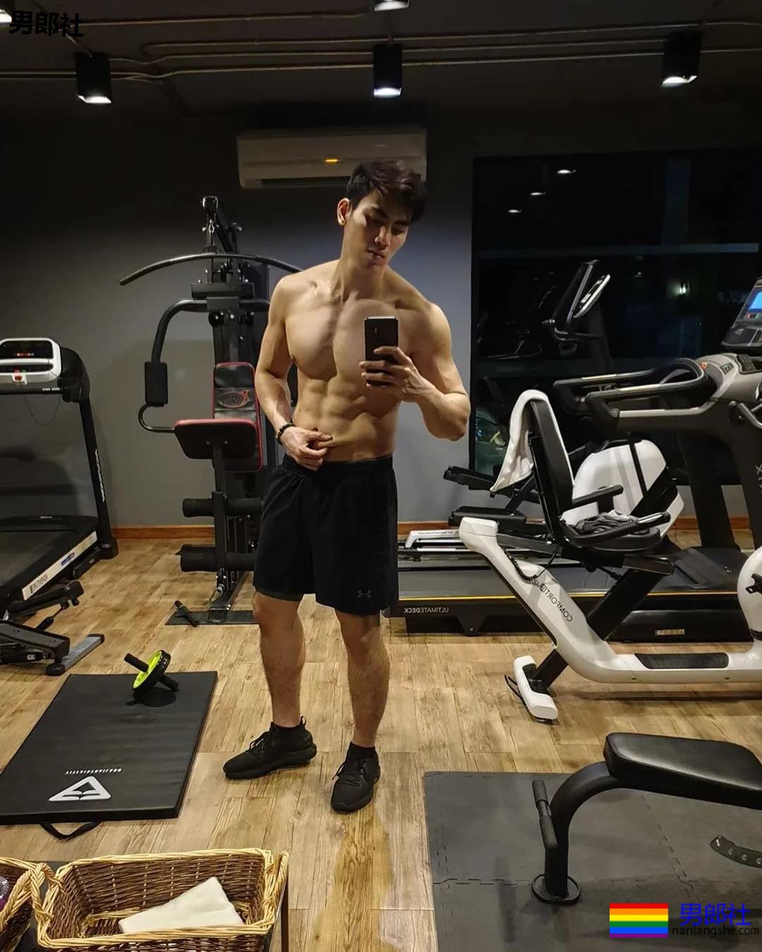 高梁鼻大筋霸私教小哥，腱子肉公狗腰大長肌，馋他！ - 51虹马