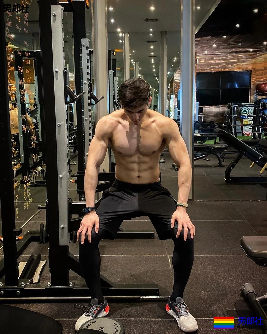 高梁鼻大筋霸私教小哥，腱子肉公狗腰大長肌，馋他！ - 51虹马