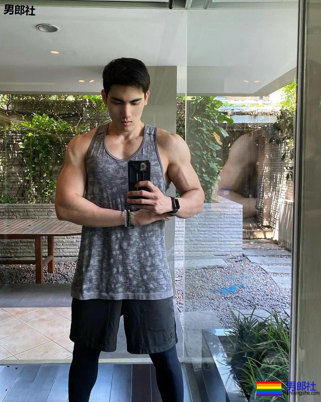 高梁鼻大筋霸私教小哥，腱子肉公狗腰大長肌，馋他！ - 51虹马