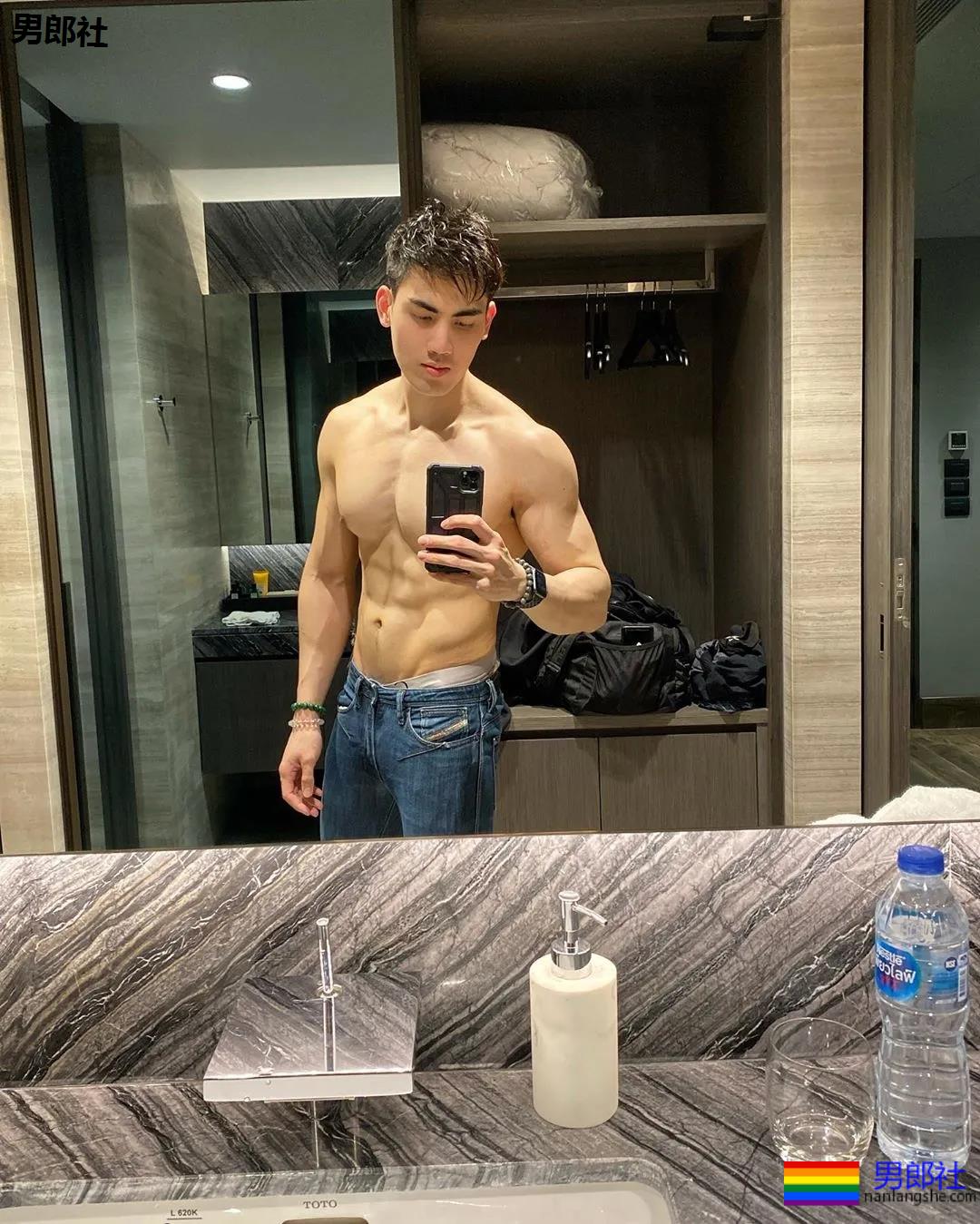 高梁鼻大筋霸私教小哥，腱子肉公狗腰大長肌，馋他！ - 51虹马