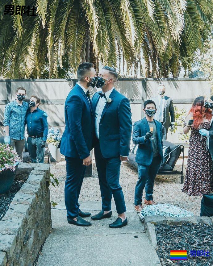 这对夫夫办了场彼此“疏远”的婚礼 - 51虹马