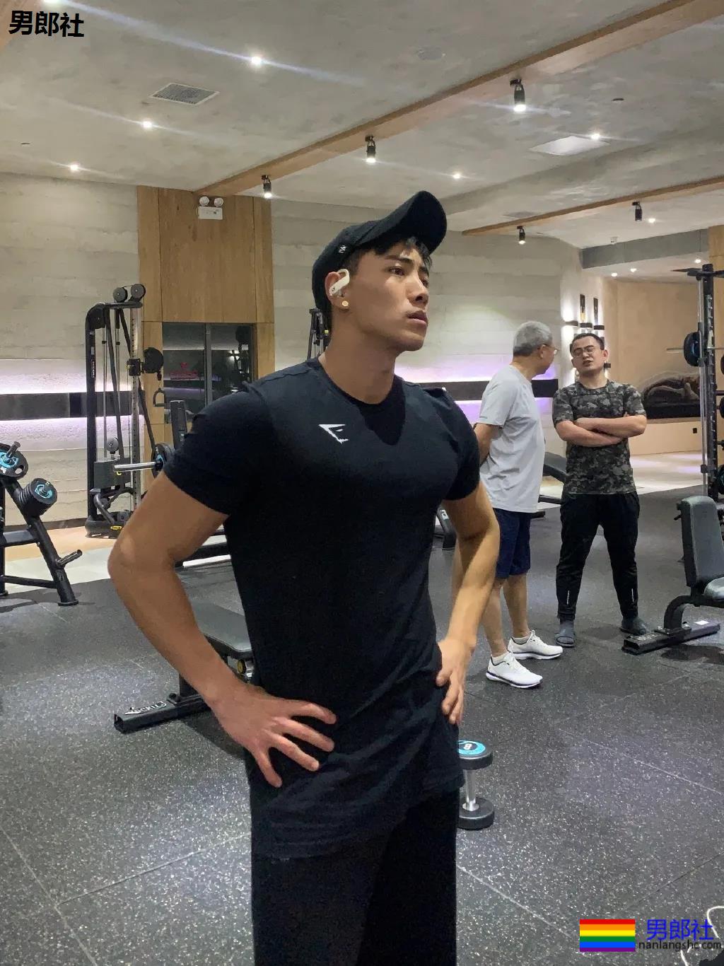 大壮腿体育生鼻子超大，这身腱子肉是藏不住了！ - 51虹马