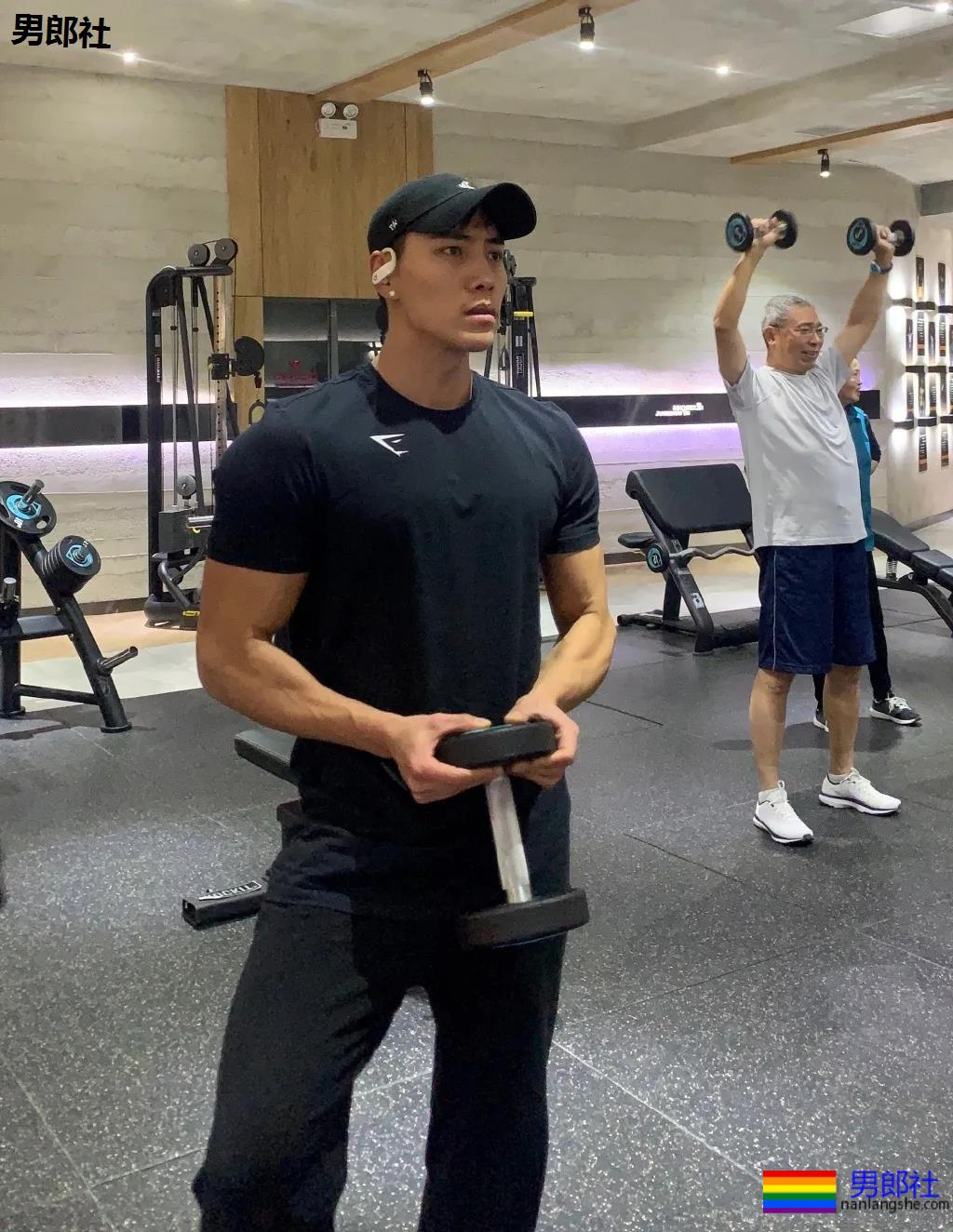 大壮腿体育生鼻子超大，这身腱子肉是藏不住了！ - 51虹马