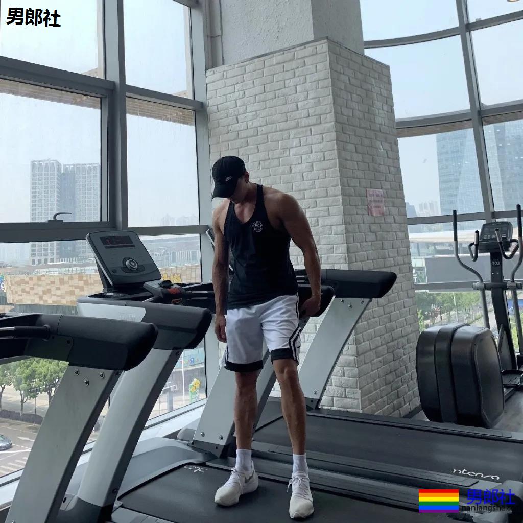 大壮腿体育生鼻子超大，这身腱子肉是藏不住了！ - 51虹马