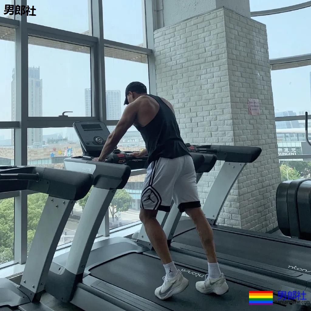 大壮腿体育生鼻子超大，这身腱子肉是藏不住了！ - 51虹马