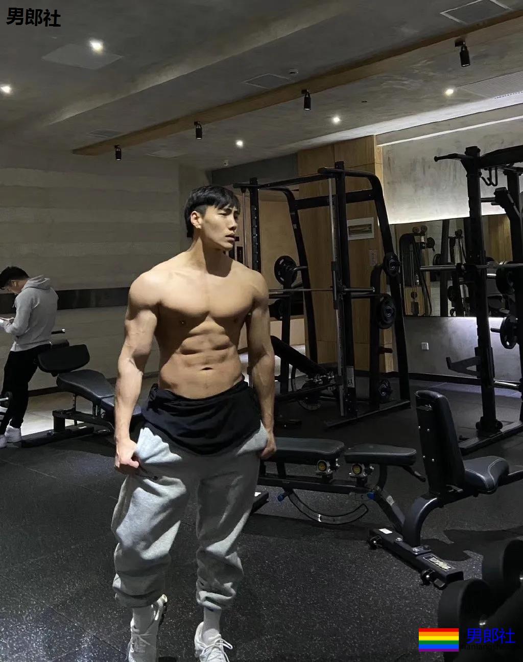 大壮腿体育生鼻子超大，这身腱子肉是藏不住了！ - 51虹马