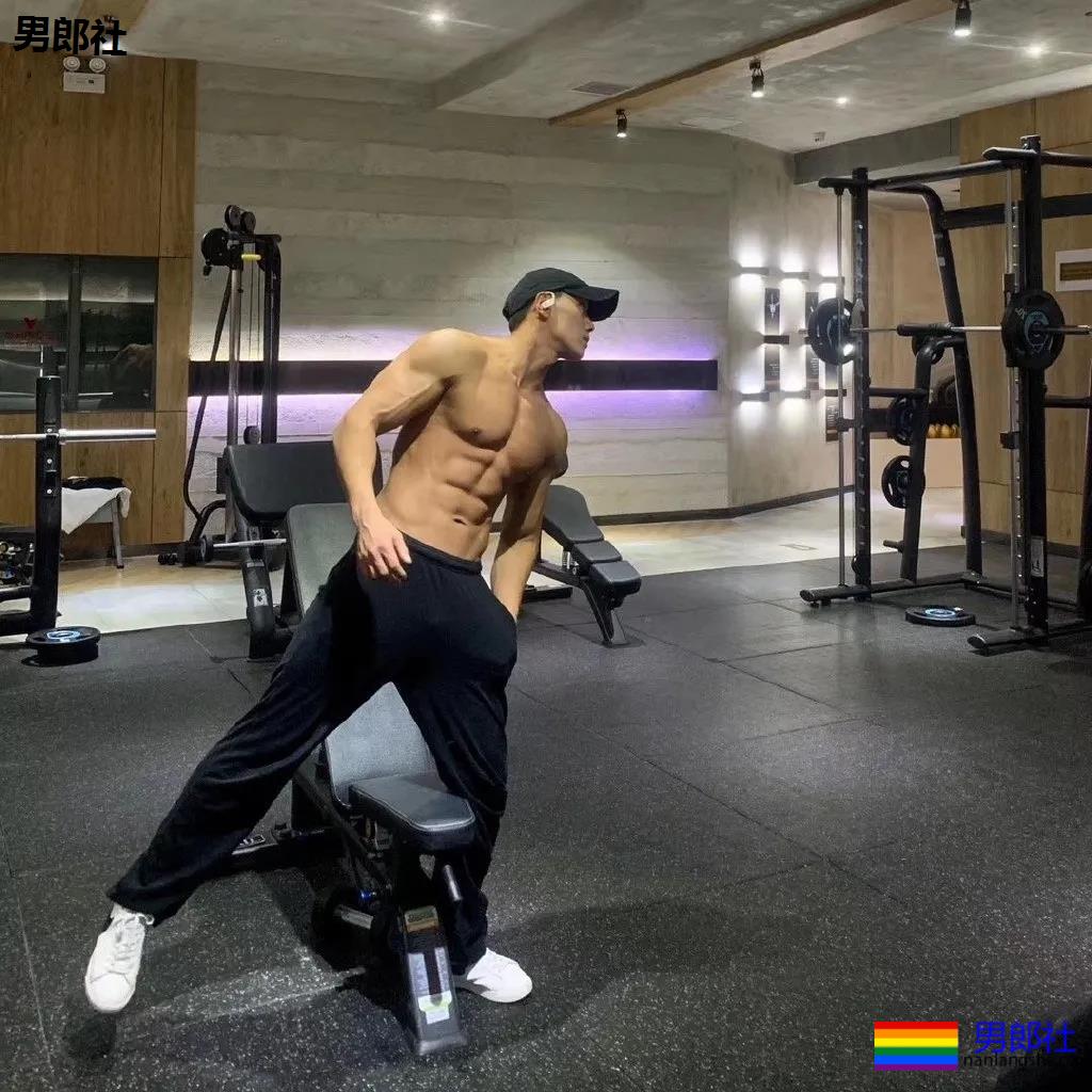 大壮腿体育生鼻子超大，这身腱子肉是藏不住了！ - 51虹马