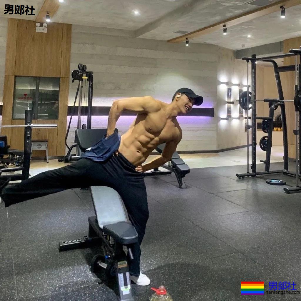 大壮腿体育生鼻子超大，这身腱子肉是藏不住了！ - 51虹马