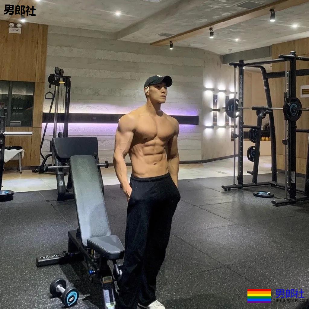 大壮腿体育生鼻子超大，这身腱子肉是藏不住了！ - 51虹马