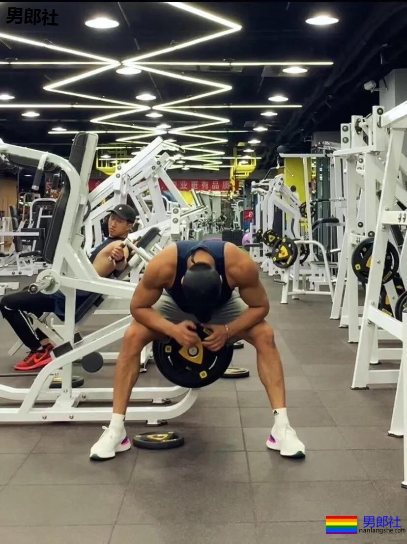 大壮腿体育生鼻子超大，这身腱子肉是藏不住了！ - 51虹马