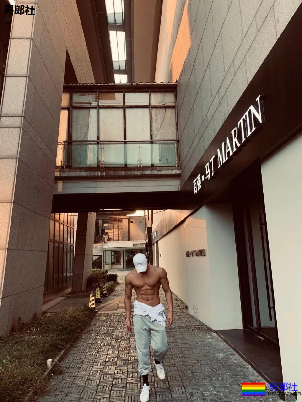 大壮腿体育生鼻子超大，这身腱子肉是藏不住了！ - 51虹马