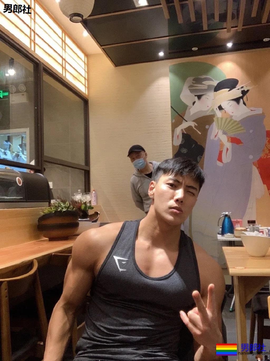 大壮腿体育生鼻子超大，这身腱子肉是藏不住了！ - 51虹马