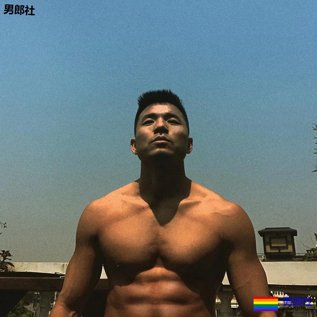 手臂比你大腿都粗壮的内蒙古汉子，真的威武雄壮 - 51虹马