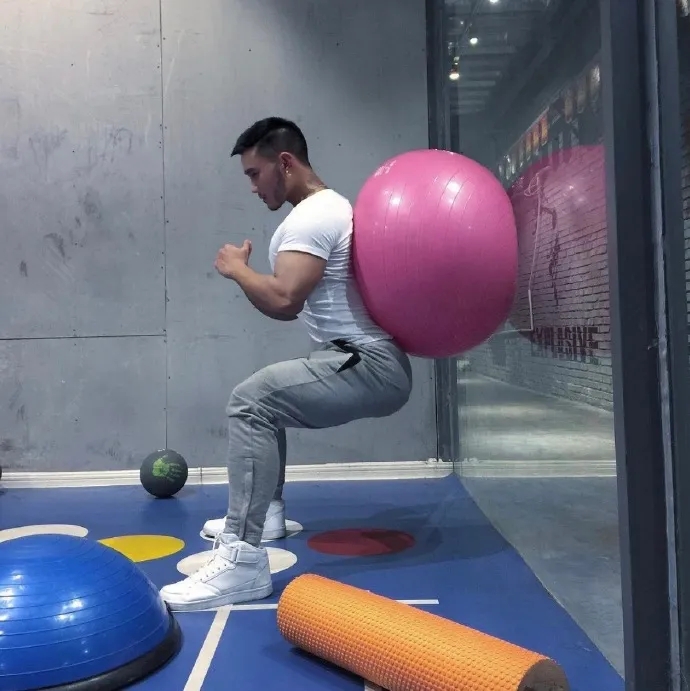 越南的一位男模，他比较钟情于小动物 - 51虹马