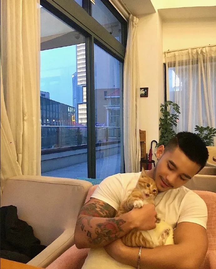 越南的一位男模，他比较钟情于小动物 - 51虹马