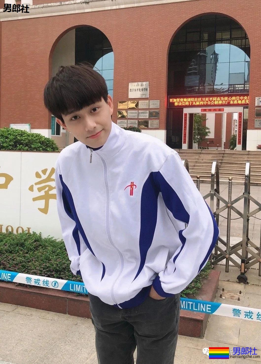 重庆涪陵五中17岁的高三男生因长太帅火了!-51虹马