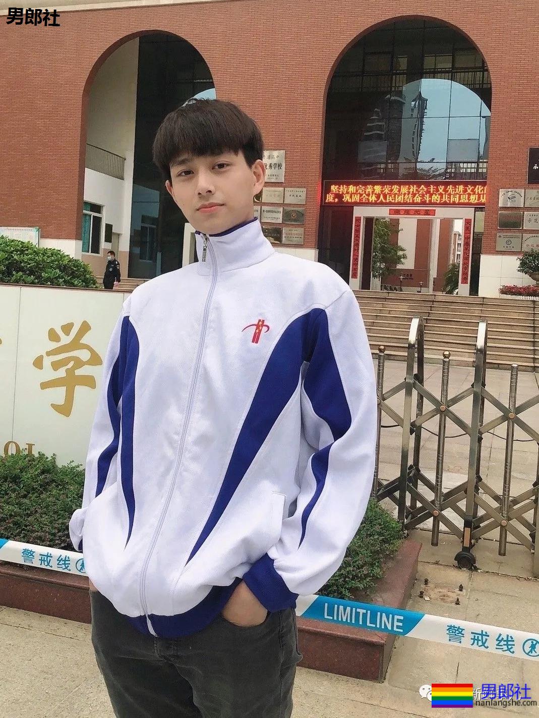 重庆涪陵五中17岁的高三男生因长太帅火了！ - 51虹马