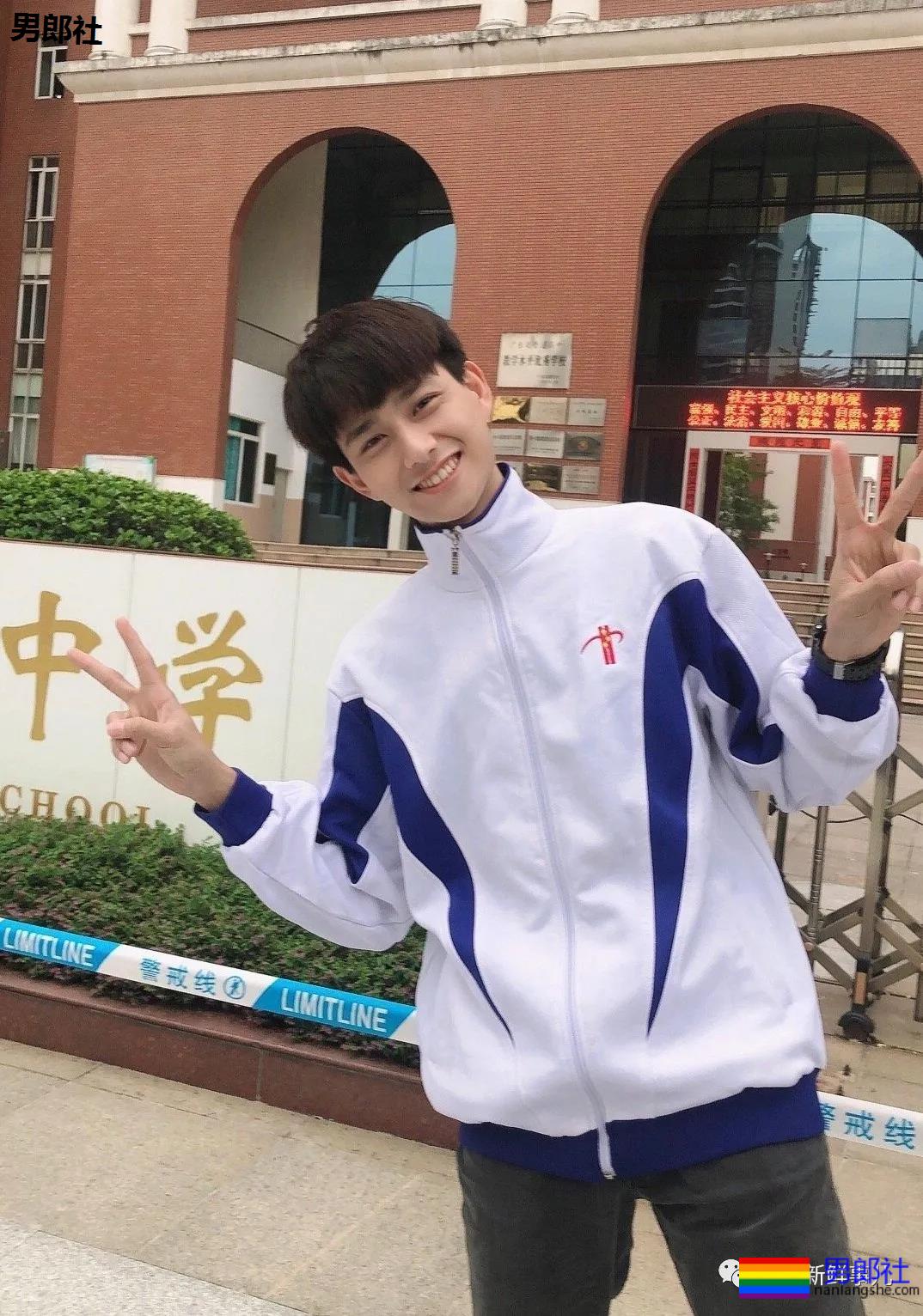 重庆涪陵五中17岁的高三男生因长太帅火了！ - 51虹马