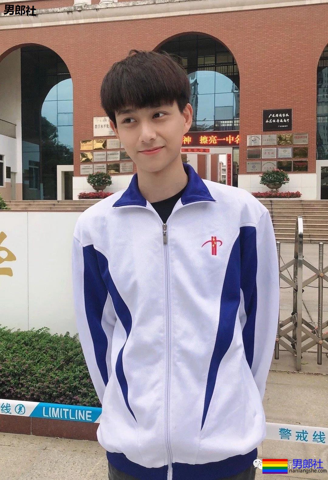 重庆涪陵五中17岁的高三男生因长太帅火了！ - 51虹马