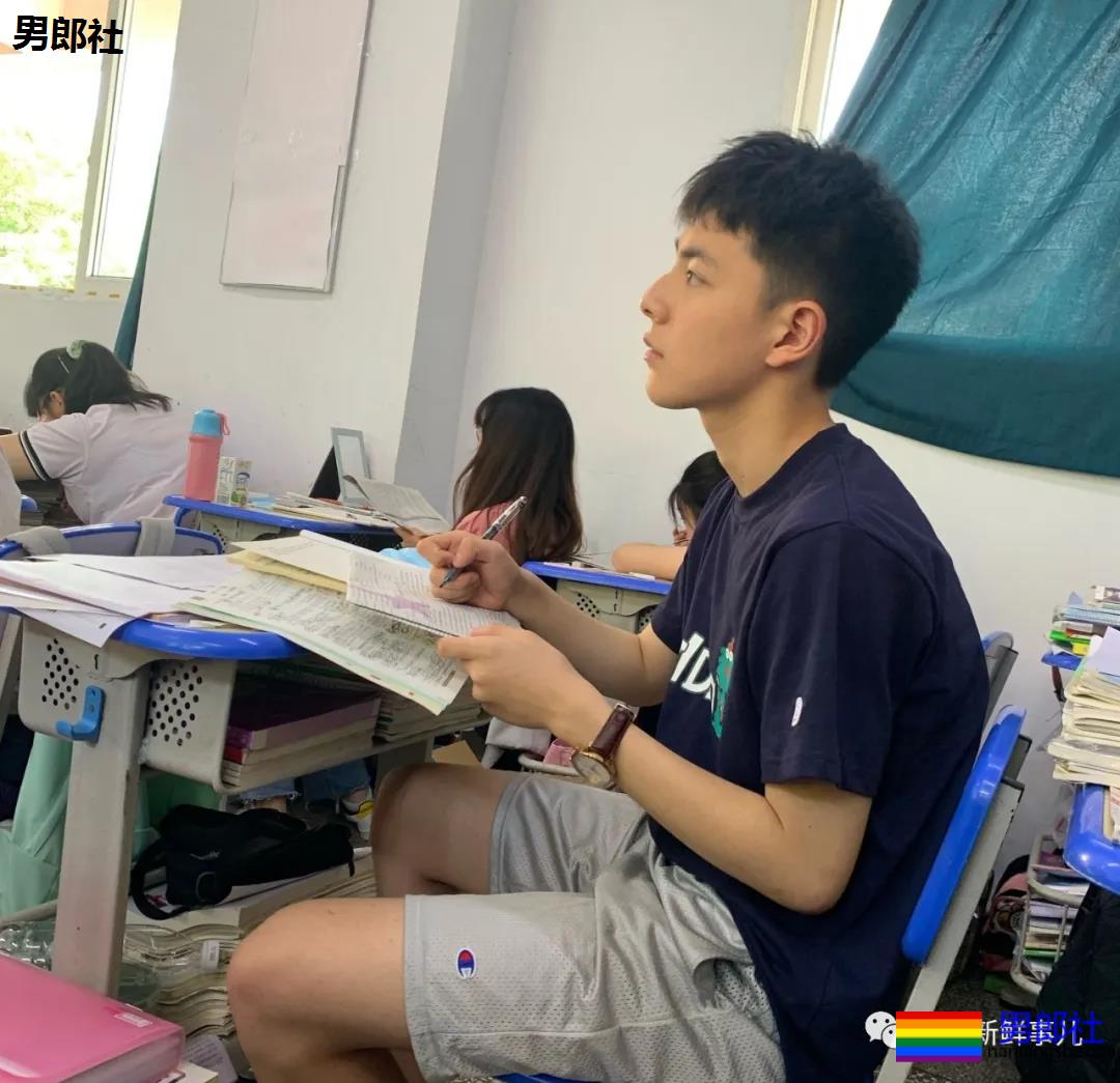 重庆涪陵五中17岁的高三男生因长太帅火了！ - 51虹马