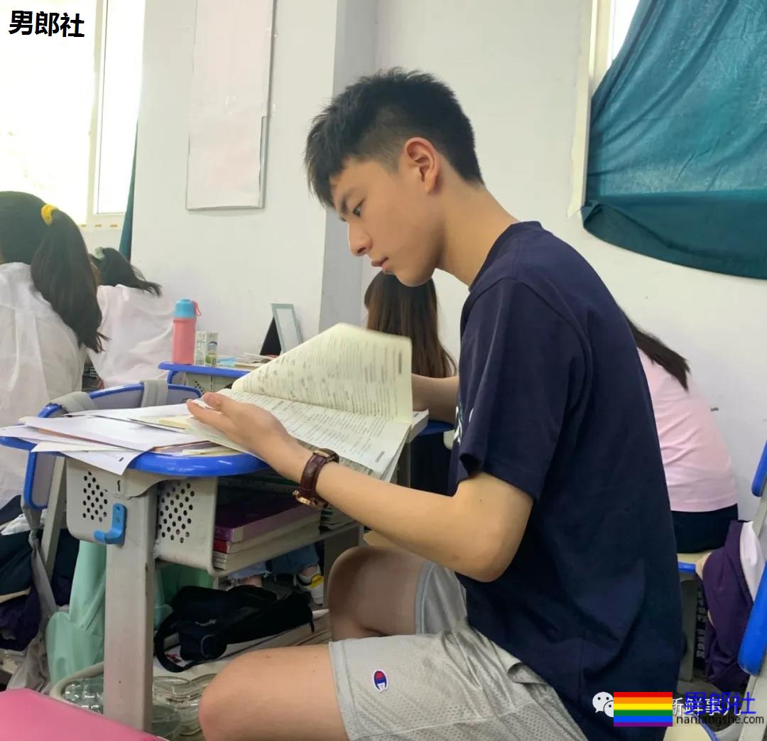 重庆涪陵五中17岁的高三男生因长太帅火了！ - 51虹马