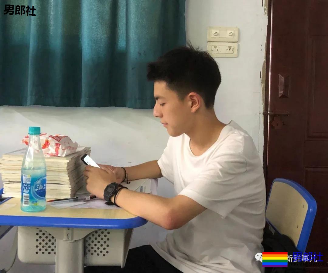 重庆涪陵五中17岁的高三男生因长太帅火了！ - 51虹马