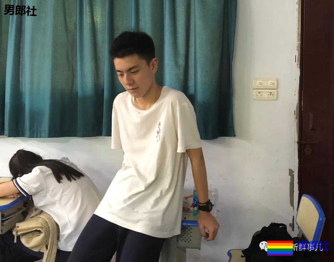 重庆涪陵五中17岁的高三男生因长太帅火了！ - 51虹马