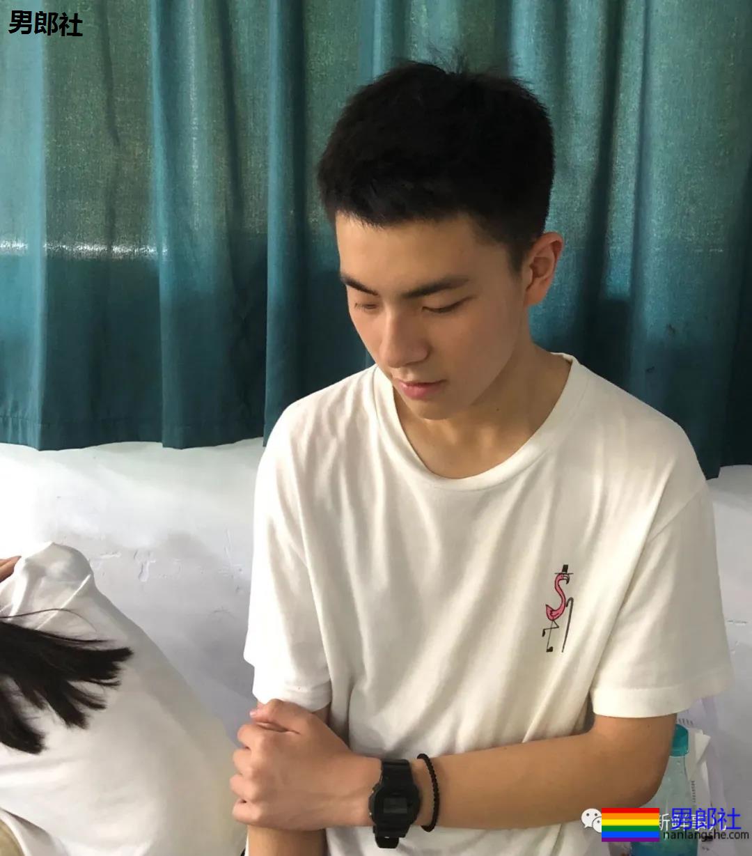 重庆涪陵五中17岁的高三男生因长太帅火了！ - 51虹马