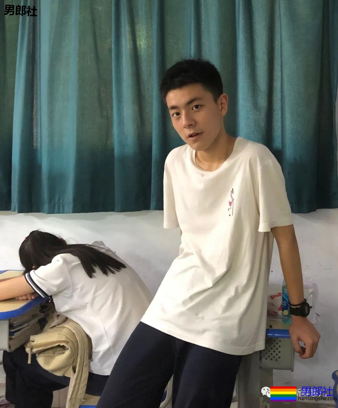 重庆涪陵五中17岁的高三男生因长太帅火了！ - 51虹马