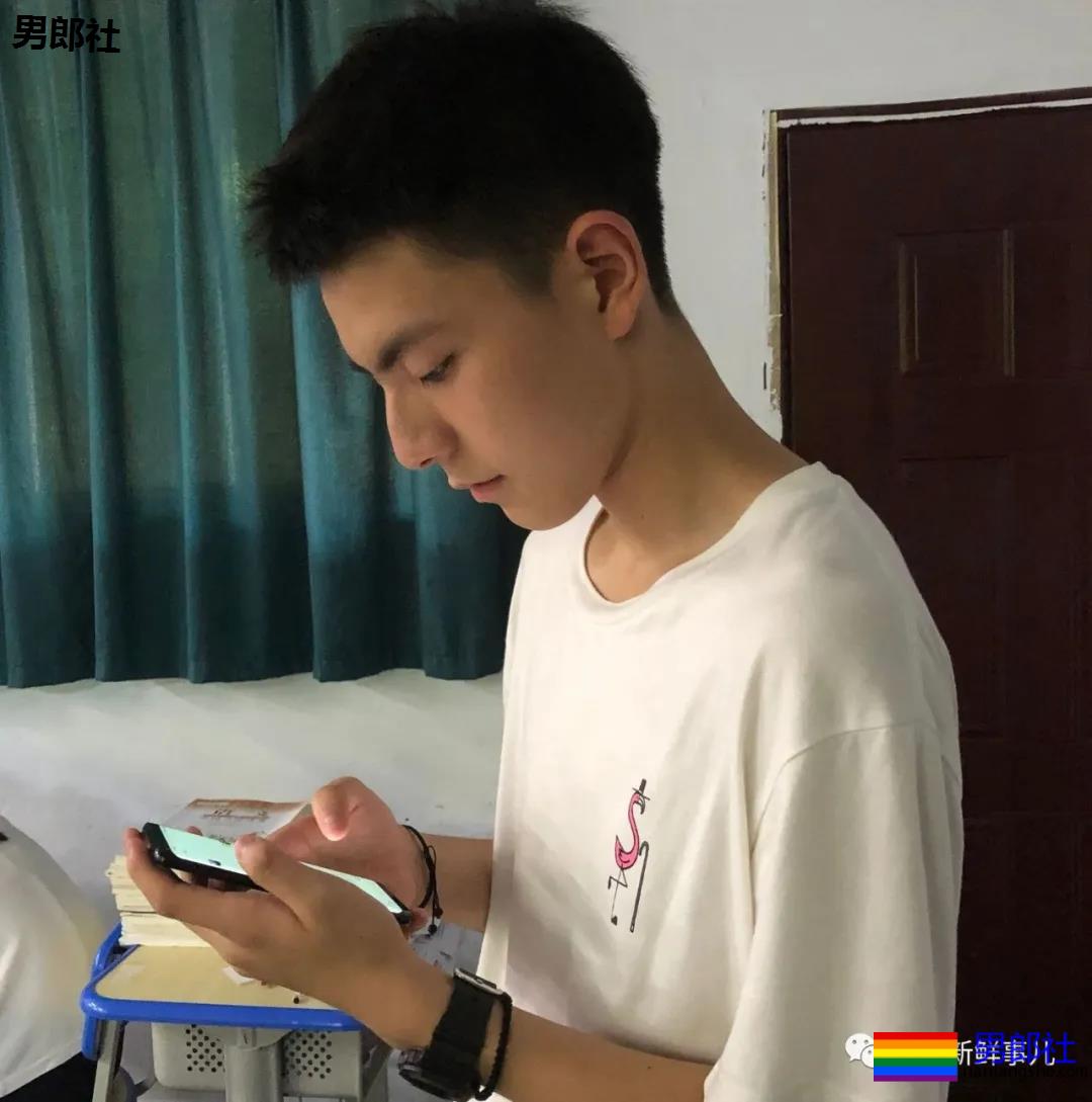 重庆涪陵五中17岁的高三男生因长太帅火了！ - 51虹马