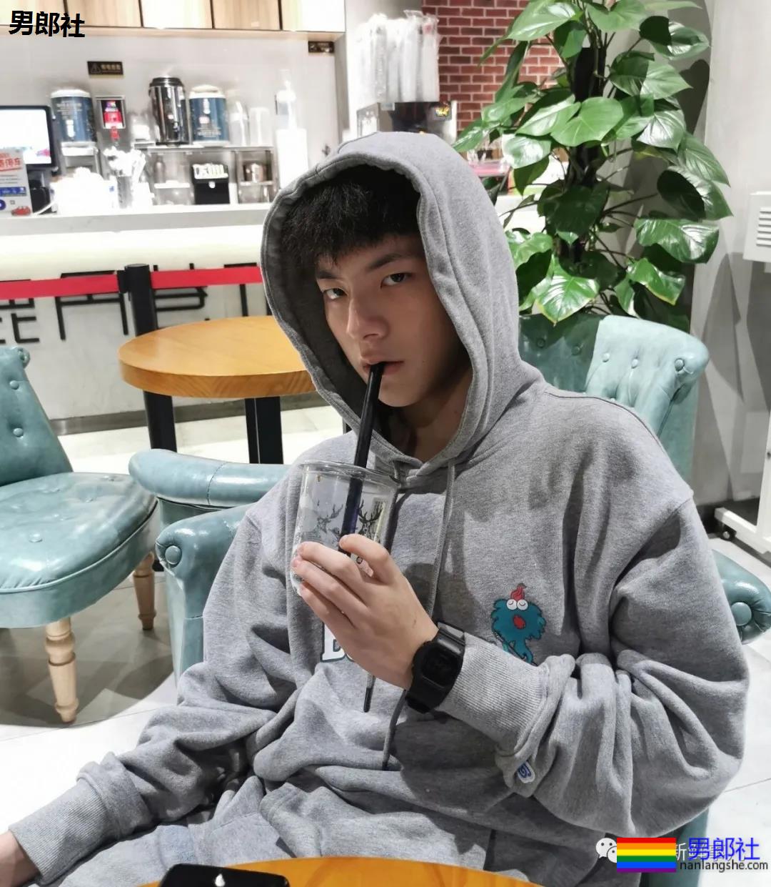 重庆涪陵五中17岁的高三男生因长太帅火了！ - 51虹马