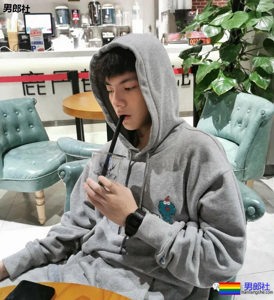 重庆涪陵五中17岁的高三男生因长太帅火了！ - 51虹马