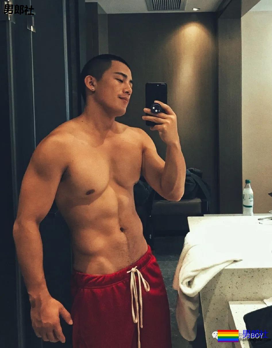 百万粉的网红健身教练早年曾那么丑！如今逆袭帅到被盗图 - 51虹马