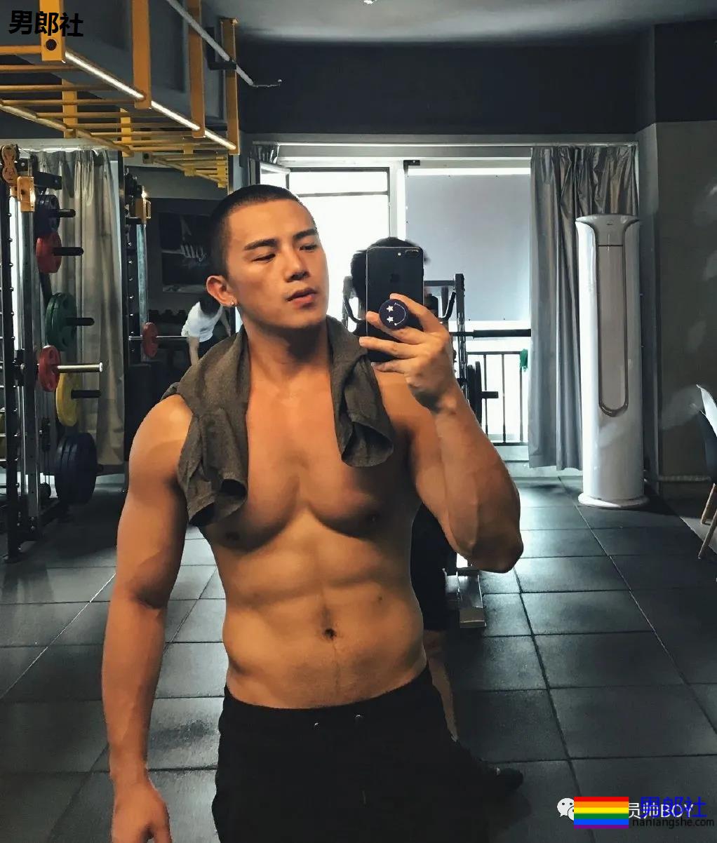 百万粉的网红健身教练早年曾那么丑！如今逆袭帅到被盗图 - 51虹马