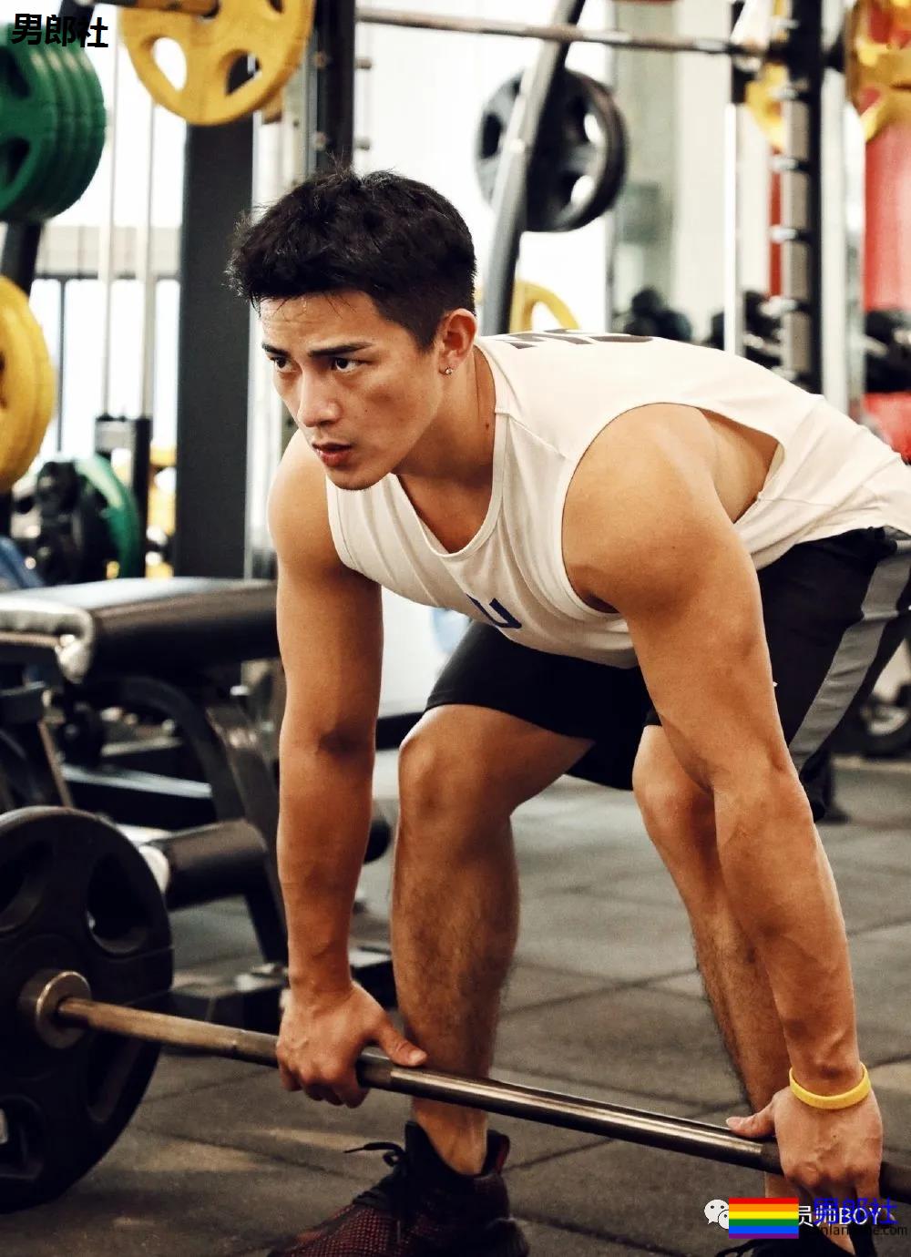 百万粉的网红健身教练早年曾那么丑！如今逆袭帅到被盗图 - 51虹马