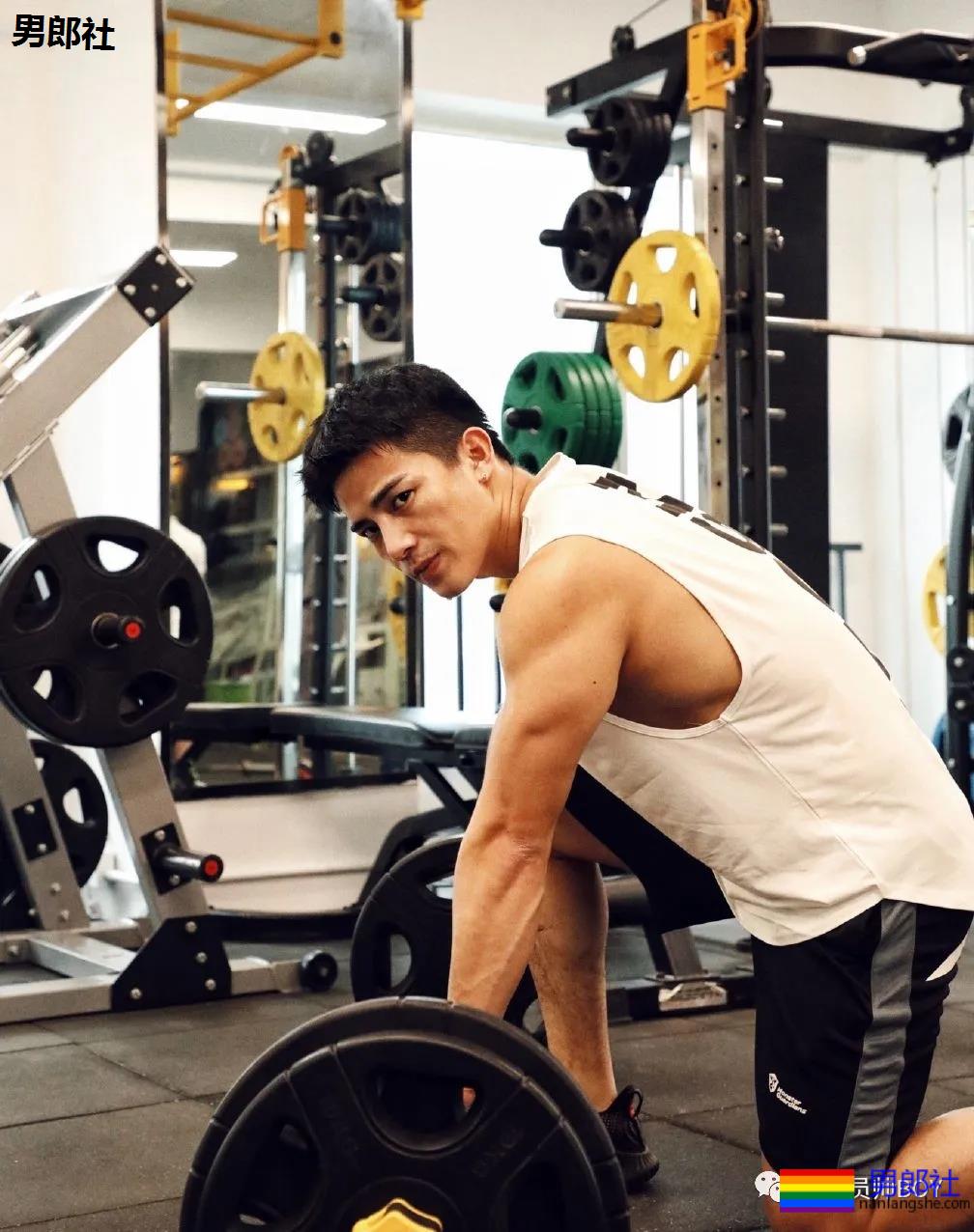 百万粉的网红健身教练早年曾那么丑！如今逆袭帅到被盗图 - 51虹马