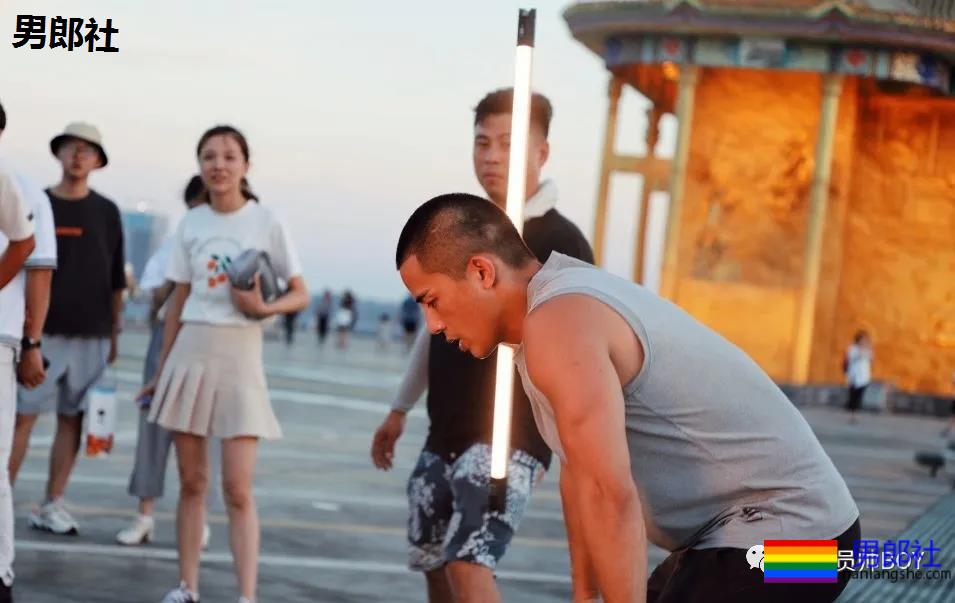 百万粉的网红健身教练早年曾那么丑！如今逆袭帅到被盗图 - 51虹马