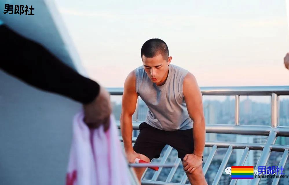 百万粉的网红健身教练早年曾那么丑！如今逆袭帅到被盗图 - 51虹马