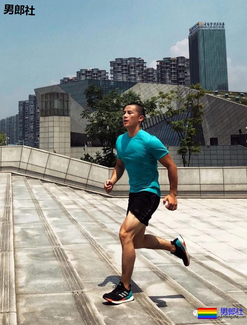 百万粉的网红健身教练早年曾那么丑！如今逆袭帅到被盗图 - 51虹马