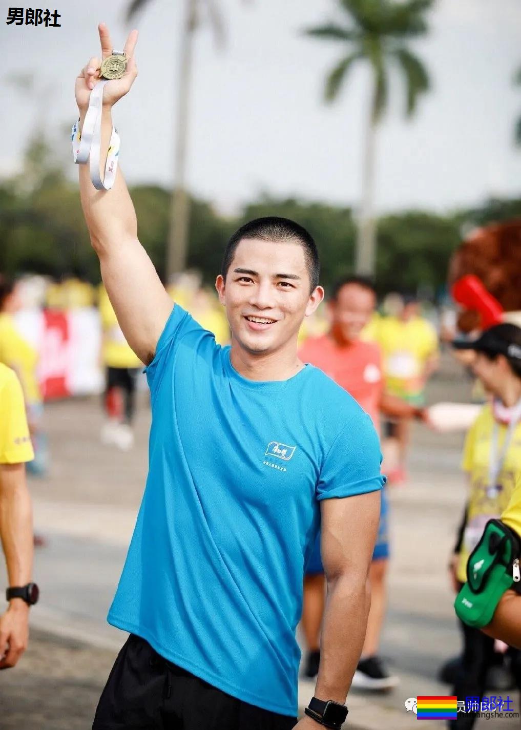 百万粉的网红健身教练早年曾那么丑！如今逆袭帅到被盗图 - 51虹马