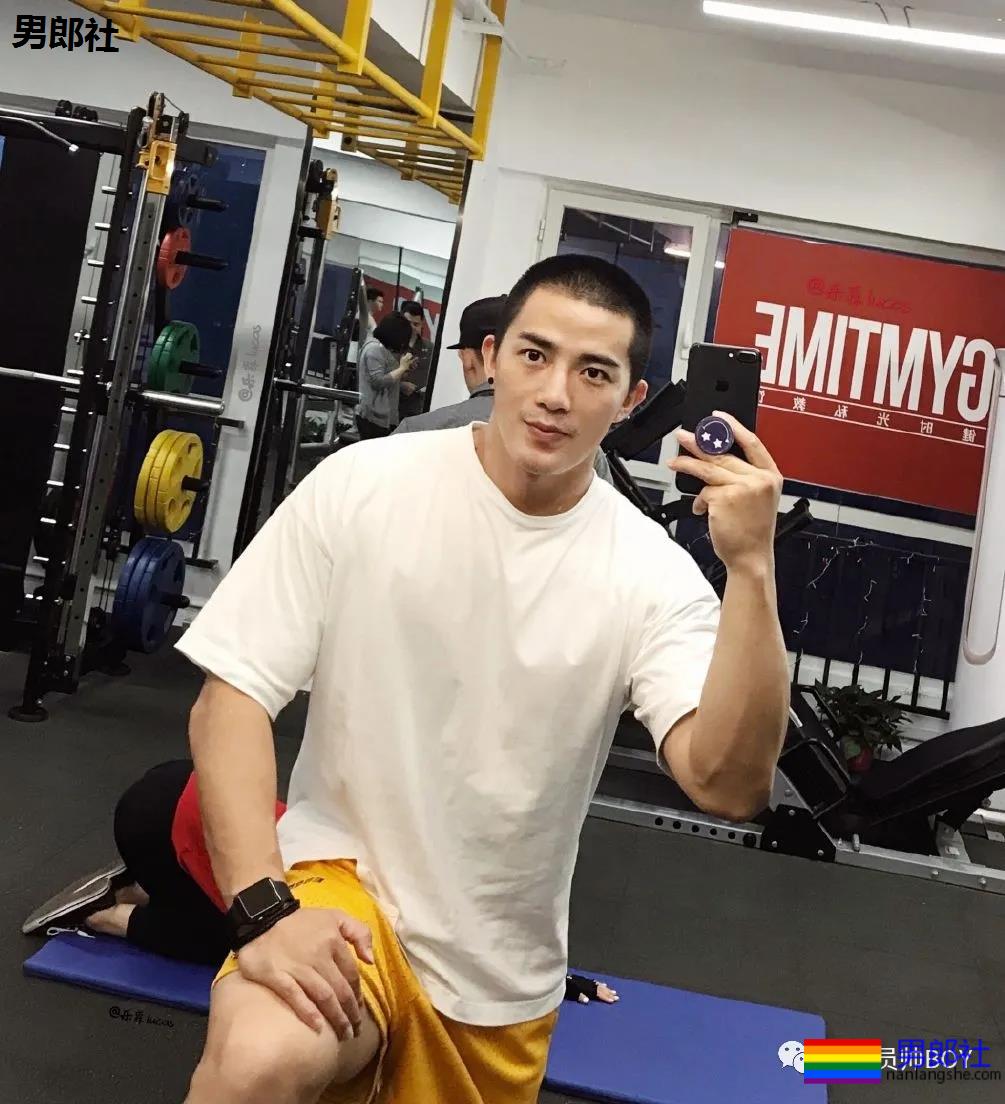 百万粉的网红健身教练早年曾那么丑！如今逆袭帅到被盗图 - 51虹马